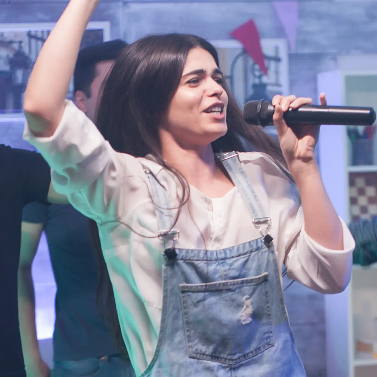 Woman singing after hypnotherapy for confidence Woman singing proudly after having hypnotherapy for confidence